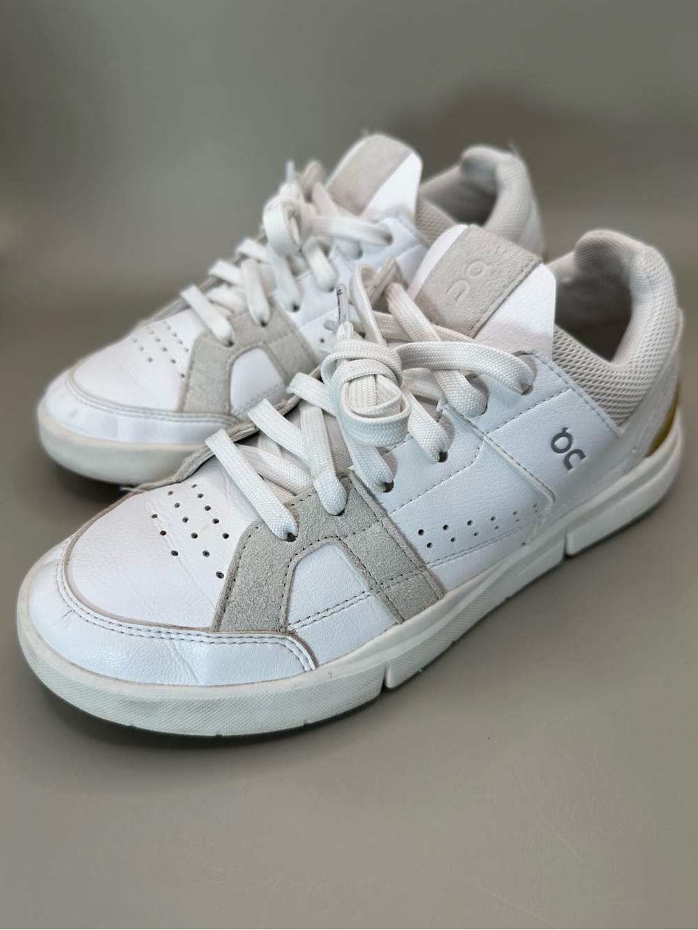 On The Roger Clubhouse’s low top Sneakers in Size 6.5.